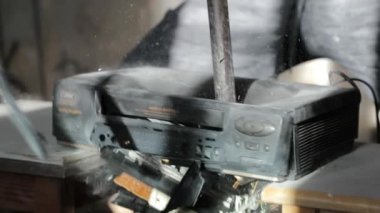 Heavy metal hurda ile delip geçiyor ve tamamen eski video kaset kaydedici Vcr. ağır çekim video yok eder