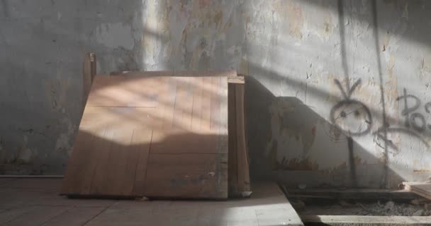 Içinde tozlu Oda terk edilmiş bir — Stok video
