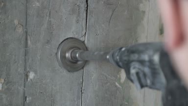 bir yuvarlak inşaat taç ile beton Delme. çalışan bir duvar ile bir perforator girer. Slow motion video