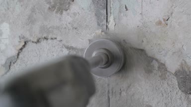 bir yuvarlak inşaat taç ile beton Delme. çalışan bir duvar ile bir perforator girer. Slow motion video