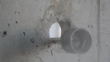 bir yuvarlak inşaat taç ile beton Delme. çalışan bir duvar ile bir perforator girer. Slow motion video