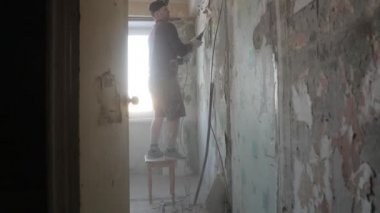 çalışan bir duvar ile bir perforator girer. Slow motion video