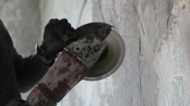 açı değirmeni bir işçinin elinde. Slow motion video
