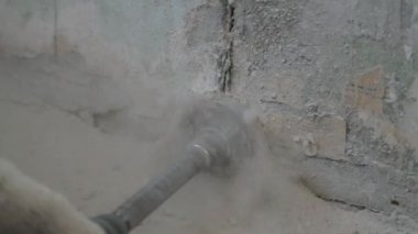 bir yuvarlak inşaat taç ile beton Delme. çalışan bir duvar ile bir perforator girer. Slow motion video
