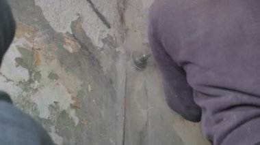 bir yuvarlak inşaat taç ile beton Delme. çalışan bir duvar ile bir perforator girer. Slow motion video