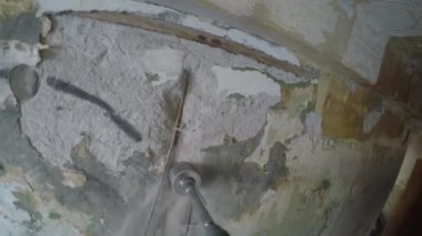 bir yuvarlak inşaat taç ile beton Delme. çalışan bir duvar ile bir perforator girer.