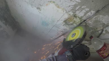 adam bir açı öğütücü ile beton duvar testere. Birinci şahıs bakış