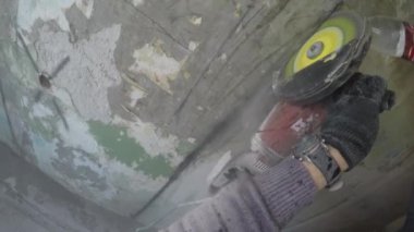 adam bir açı öğütücü ile beton duvar testere. Birinci şahıs bakış