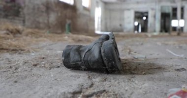 eski terk edilmiş bir binada eski siyah ayakkabı