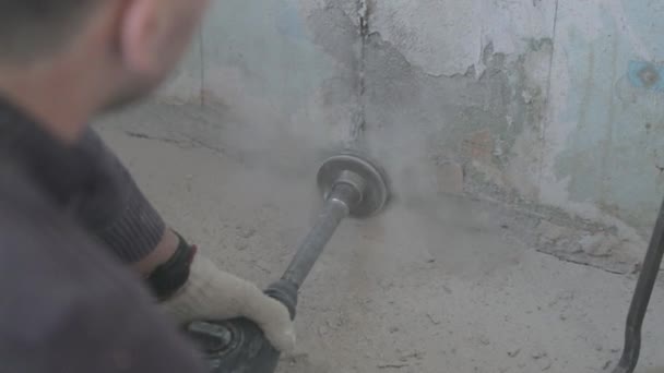 Borrning av betong med en rund konstruktion krona. arbetaren borrar en vägg med en perforator. Slow motion video — Stockvideo