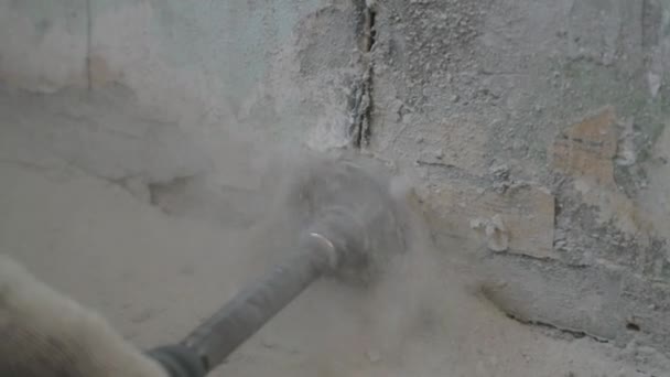 Perfuração de concreto com uma coroa de construção redonda. o funcionário perfura uma parede com um perfurador. Vídeo em câmera lenta — Vídeo de Stock
