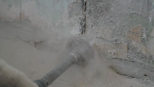 Bir yuvarlak inşaat taç ile beton Delme. çalışan bir duvar ile bir perforator girer. Slow motion video — Stok video