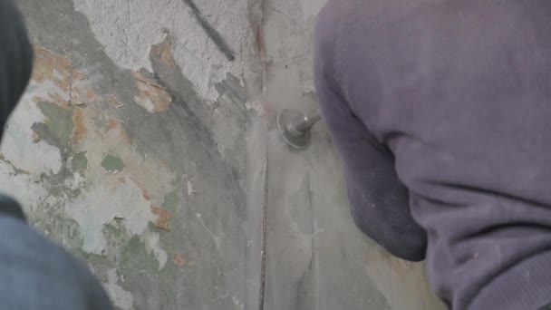 Perfuração de concreto com uma coroa de construção redonda. o funcionário perfura uma parede com um perfurador. Vídeo em câmera lenta — Vídeo de Stock