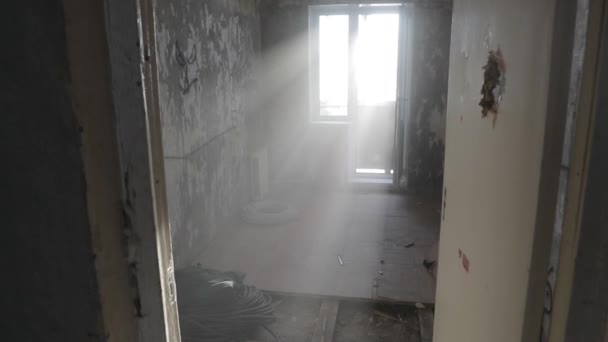 Dans une vieille chambre poussiéreuse abandonnée — Video