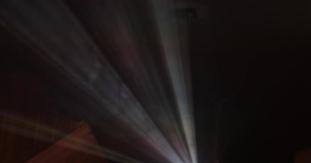 어둠 속에서 디지털 시네마 프로젝터의 밝은 광선 — 비디오