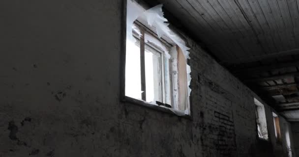 Ventana rota en un viejo edificio abandonado — Vídeos de Stock