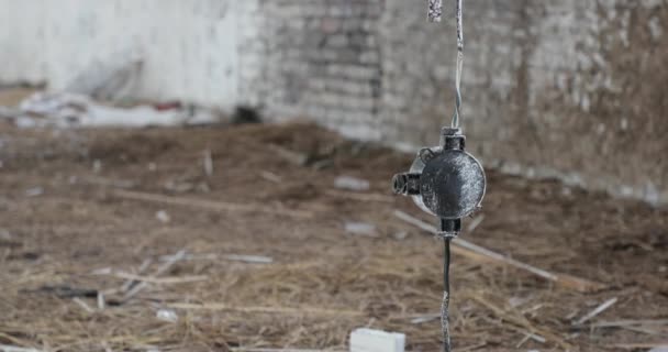 Cables eléctricos en un viejo edificio abandonado — Vídeo de stock