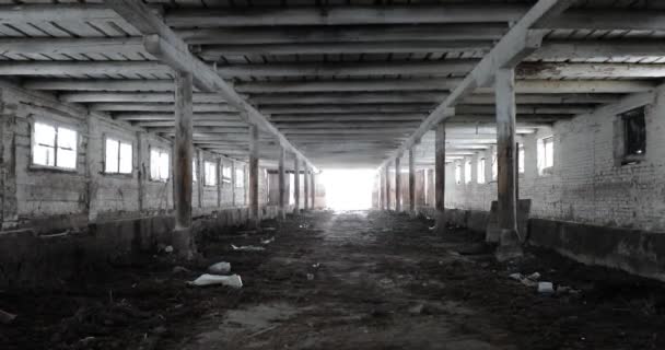Uvnitř staré opuštěné hrozná budova — Stock video