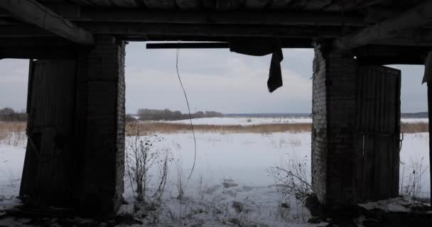 Dentro do velho edifício terrível abandonado — Vídeo de Stock