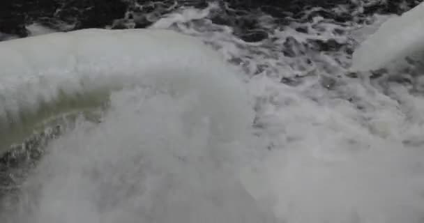 Zmrazené malý vodopád zamračený den — Stock video