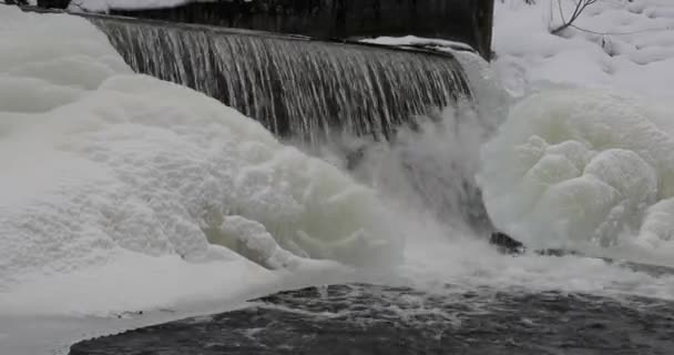 Mrożone mały wodospad pochmurny dzień — Wideo stockowe