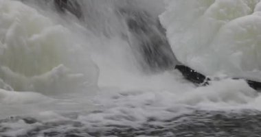 küçük şelale bulutlu gün dondurulmuş