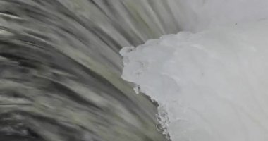 Nehirde gün boyunca buz