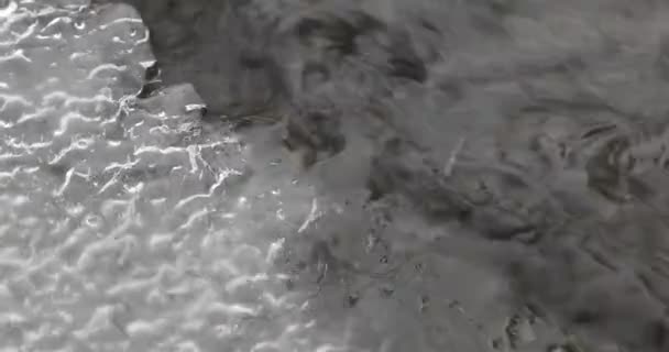 Лед на реке в течение дня — стоковое видео