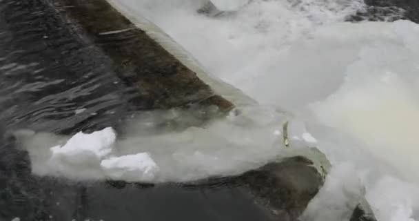Pequeño día nublado cascada congelada — Vídeos de Stock