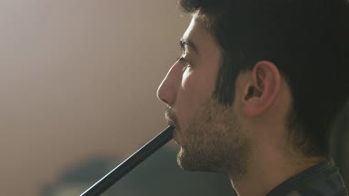Genç adam bir nargile Sigara