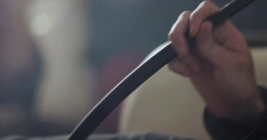 kamera düzgün hareket eder ve bir kıl genç bir erkekte bir nargile içen kaldırır