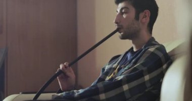 Genç adam bir nargile Sigara