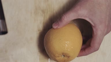 Özel bir araç ile bir portakal çekirdek kesmek