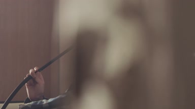 kamera sağdan sola hareket eder ve bir adam olarak bir nargile sigara çıkartıyor