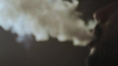 Sakallı adam sigara nargile kapatın. Ağır çekim video tam hd