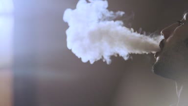 Sakallı adam sigara nargile kapatın. Ağır çekim video tam hd