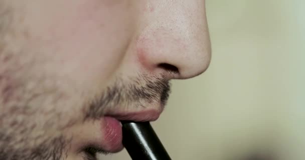 Bebaarde man roken Shisha close-up — Stockvideo