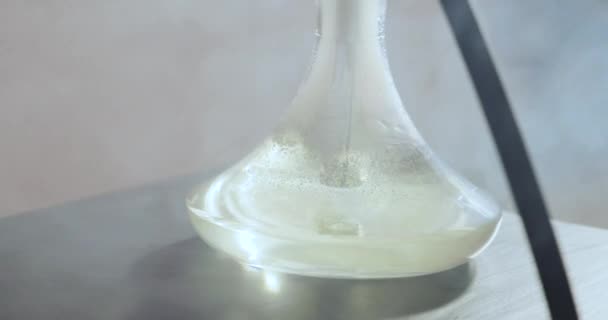 Câmera remove o frasco transparente do narguilé como a fumaça enche — Vídeo de Stock
