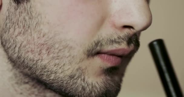 Бородатый мужчина курит кальян вблизи — стоковое видео