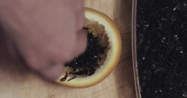 Mão derrama tabaco preto em uma tigela de laranja para shisha — Vídeo de Stock