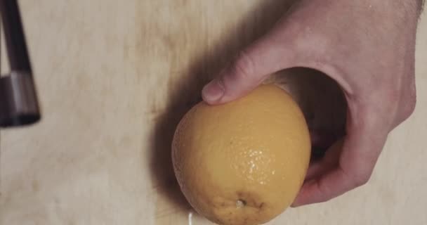 Cortar el núcleo en una naranja con una herramienta especial — Vídeo de stock