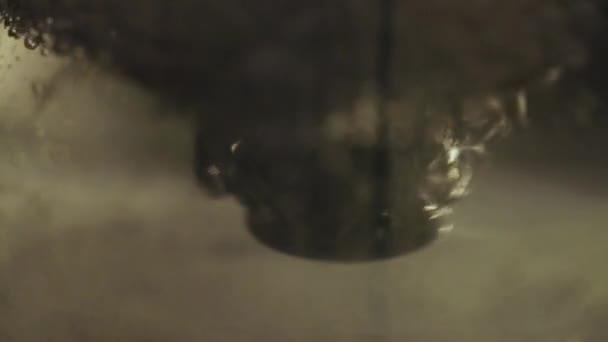Кипящая вода в кальянной фляжке закрывает замедленное движение — стоковое видео