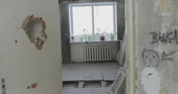 Камера перемещает и перемещает ремонтируемую квартиру — стоковое видео