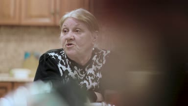 eski büyükanne masada oturan hikayeler anlatır