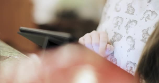 Hand av en tonårsflicka använder hennes touch gadget — Stockvideo