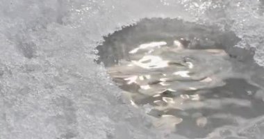 su sonbaharında düşünceye ve zaten delik karda delip