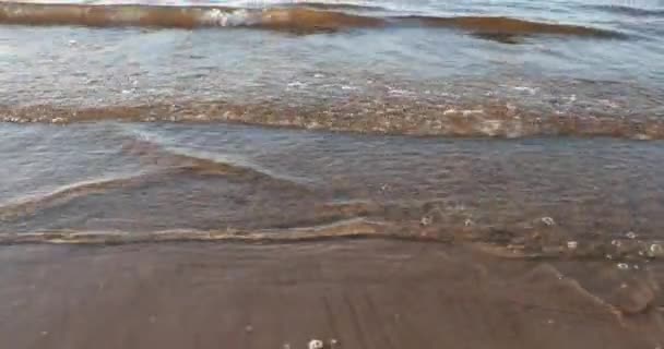 Прилив моря в вечернее время — стоковое видео