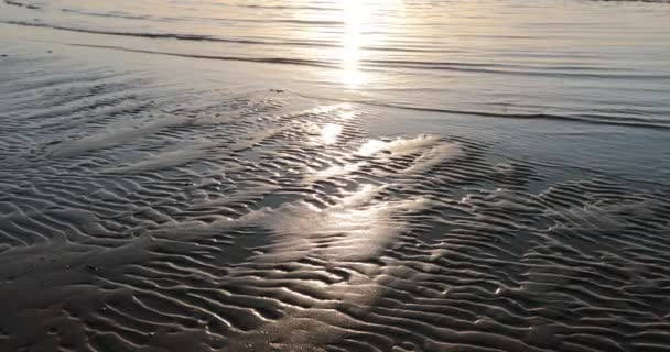 Wasser fließt durch den Sand und hinterlässt schöne Muster — Stockvideo