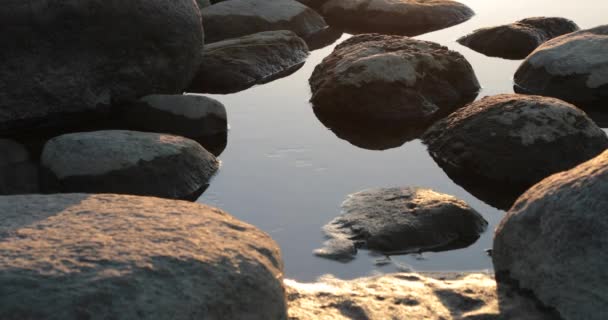 Büyük taşlardan oluşan deniz kıyısı — Stok video