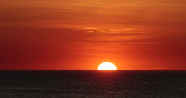 Roter Sonnenuntergang im Meer Video 4k — Stockvideo